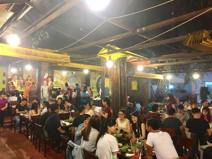 Không gian rộng rãi, thoáng mát khi đến quán ăn ngon gần sân bay Chu Lai