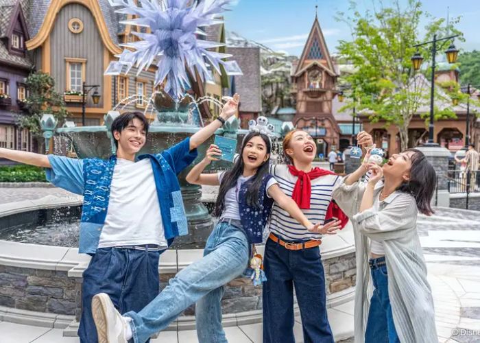 Nên chọn Disneyland Hong Kong hay Universal Singapore