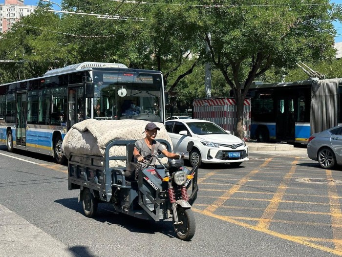 bạn có thể lựa chọn xe bus là phương tiện di chuyển từ sân bay Đại Hưng về trung tâm