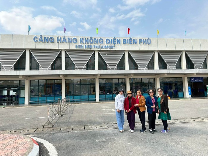 Đón người thân ở sân bay Điện Biên tại khu vực sảnh chờ
