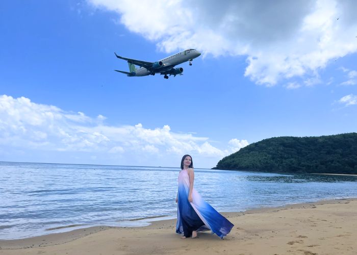 Chụp ảnh sống ảo với máy bay tại bãi Đầm Trầu Côn Đảo