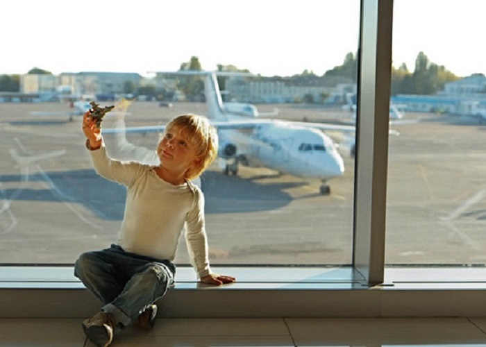 trẻ em đi máy bay mùa dịch không cần xét nghiệm
