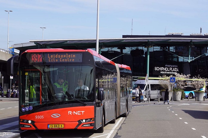 xe buýt đi từ sân bay Hà Lan vào trung tâm thành phố Amsterdam