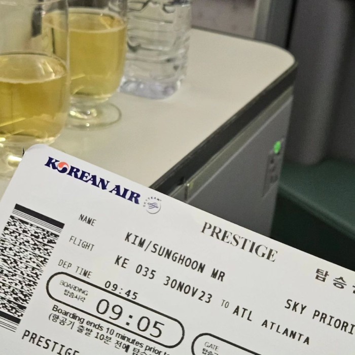 Kiểm tra thông tin chuyến bay trước khi check-in tại sân bay Incheon