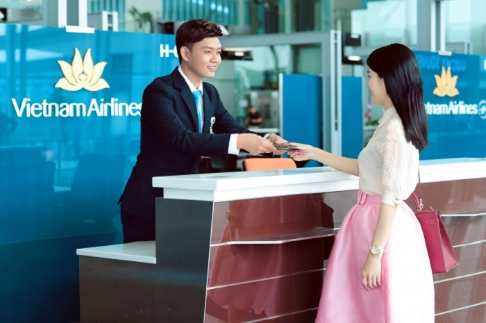 cách check-in tại sân bay mùa dịch: Tại quầy, du khách sẽ được hướng dẫn trực tiếp bởi nhân viên thuộc bộ phận chăm sóc khách hàng cách thức làm thủ tục cũng như ký gửi hành lý