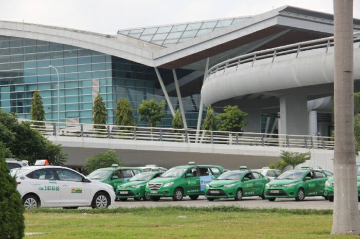 di chuyển từ sân bay Đà Nẵng về trung tâm thành phố bằng taxi