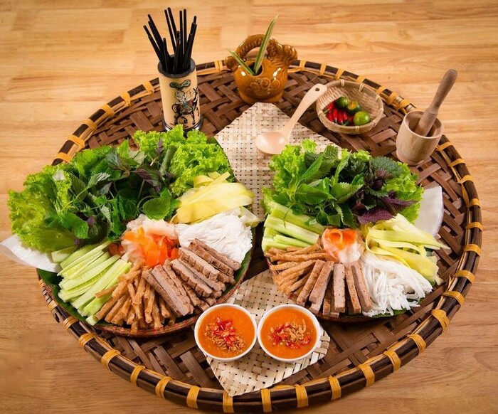 quán ăn ngon gần sân bay Cam Ranh nổi tiếng được nhiều du khách đặc biệt yêu mến là quán nem Hùng Sương