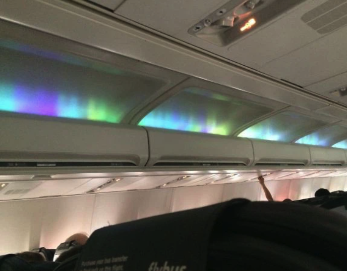 sân bay quốc tế: phản quang nổi bật trên nóc máy bay