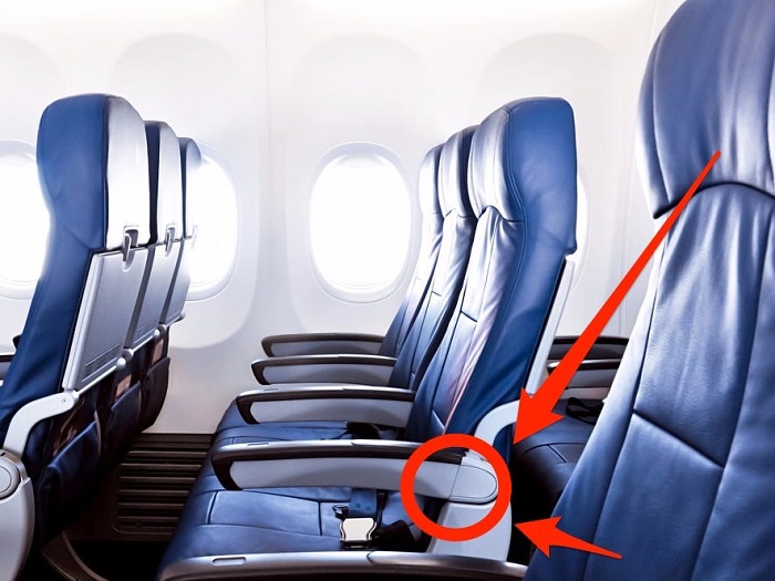 bộ phận máy bay: nút gỡ tay ghế là một trong các bộ phận của máy bay đã cứu vãn trường hợp này.