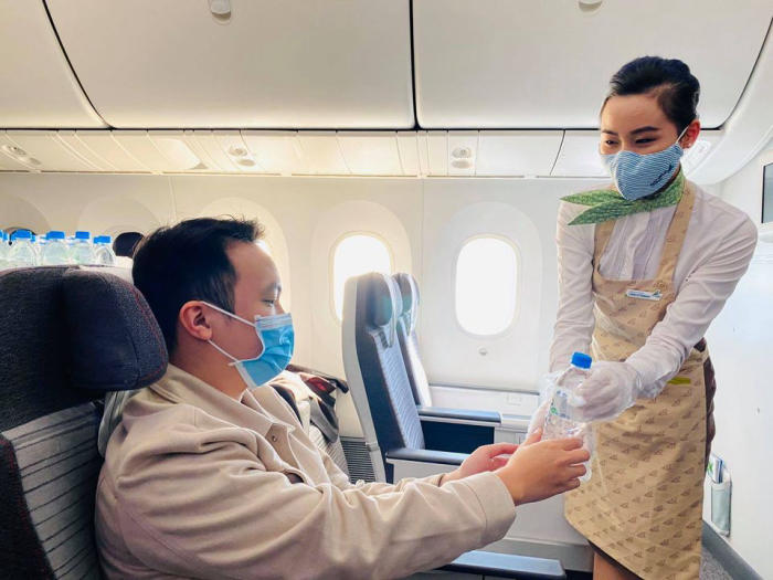 đi máy bay mùa dịch: Trước kia có nhiều hành khách quen với việc sử dụng chăn gối của máy bay cung cấp.
