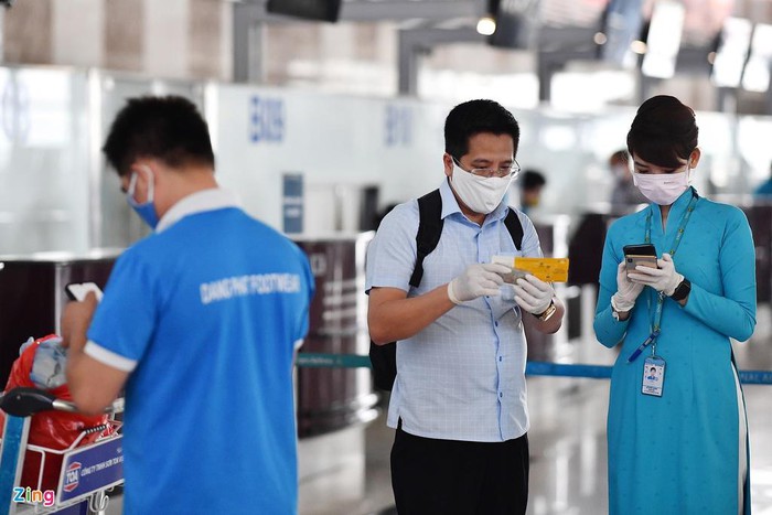 đi máy bay mùa dịch: Trước khi thực hiện đặt vé máy bay, du khách cần thực hiện khai báo y tế một cách đầy đủ