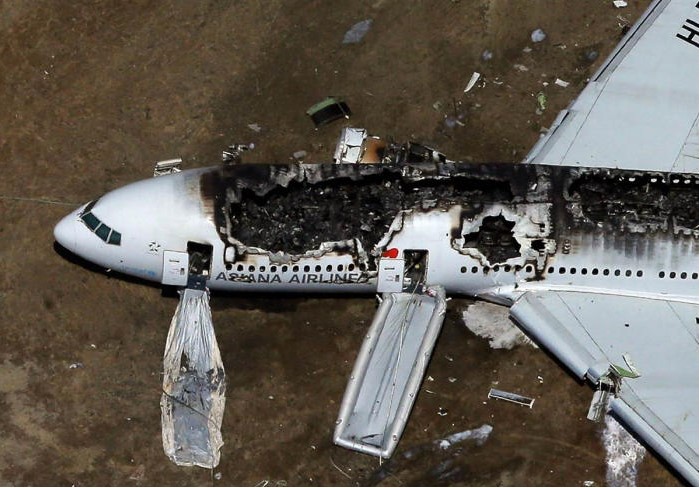 máy bay gặp nạn: Sự cố bất ngờ xảy ra trên khiến cánh bên phải của máy bay đột nhiên bùng cháy khi hạ cánh.