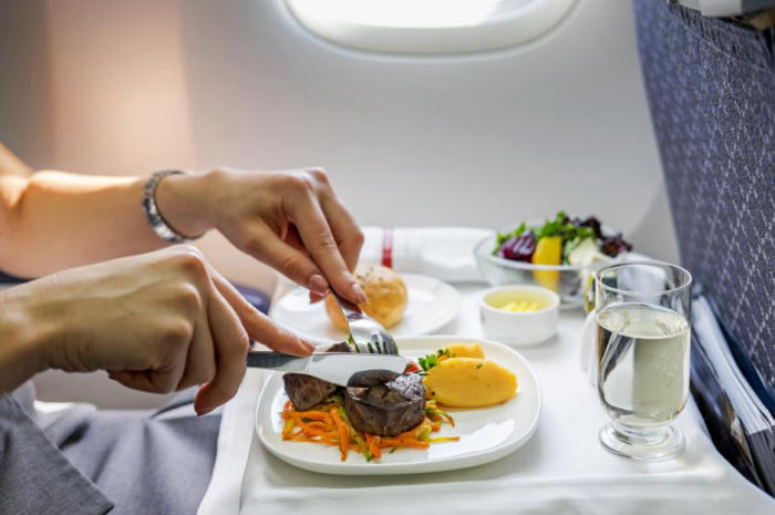 so sánh các hãng hàng không: Bamboo Airways và Vietnam Airlines là 2 thương hiệu có chất lượng đồ ăn khá tốt, ngoài ra còn tặng kèm đồ ăn nhẹ trong suốt quá trình bay. 