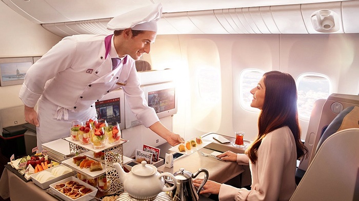 câu hỏi thường gặp khi đi máy bay: Nhiều người đi máy bay, đa số sẽ thường chia sẻ rằng đồ ăn trên đó khá khó ăn