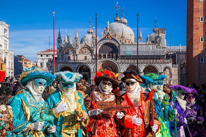Kinh nghiệm mua vé máy bay đi Italia dự Carnival