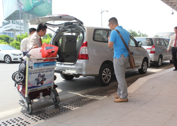 Bạn cũng có thể thuê dịch vụ xe đưa đón riêng cho việc di chuyển từ sân bay Đà Lạt về trung tâm