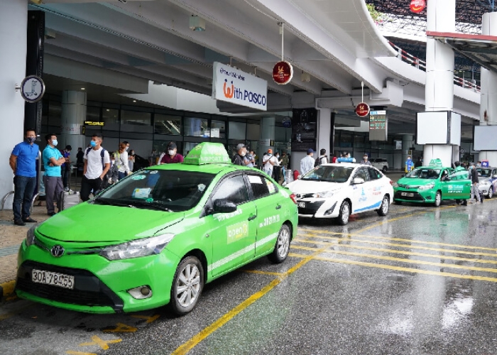 Taxi và Grab là phương tiện phổ biến và thuận tiện hơn, đặc biệt là khi bạn muốn di chuyển từ sân bay Nội Bài về trung tâm