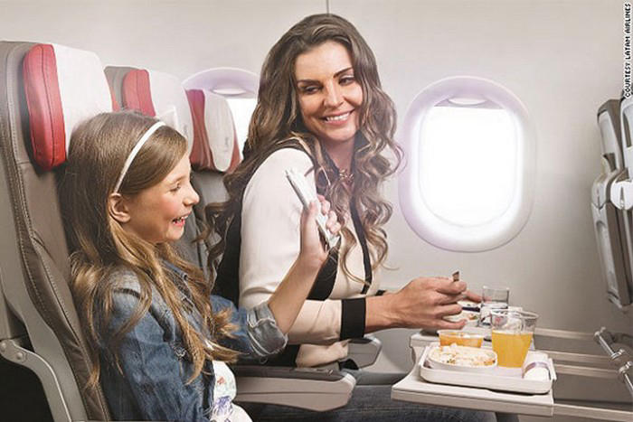 nhiệt độ trong máy bay: Nếu bạn là người không chịu được nhiệt độ quá thấp, bạn nên hạn chế ngồi ở những ghế gần cửa thoát hiểm. 