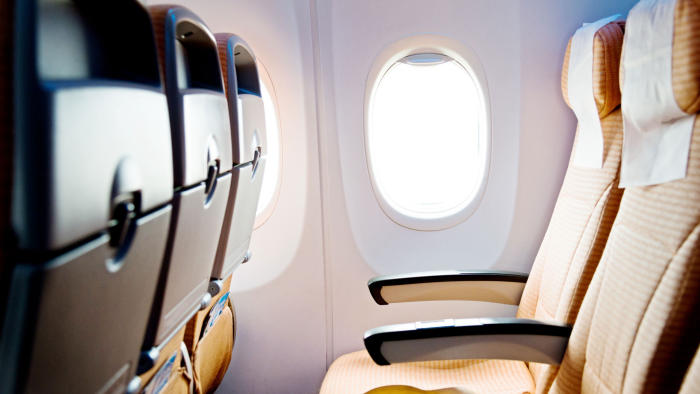 nhiệt độ trong máy bay: Đồng nghĩa với việc tuỳ vào vị trí ngồi của bạn, nhiệt độ hoàn toàn có thể thay đổi khác đi.
