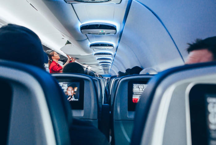 nhiệt độ trong máy bay: Các bạn nên đeo thêm tất, tránh việc để chân trần vì nó sẽ giúp làm ấm một phần cơ thể của hành khách.