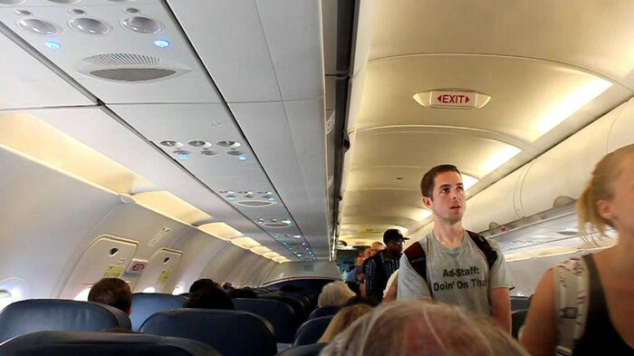 nhiệt độ trong máy bay: Ngoài ra, hành khách có thể sử dụng chăn mỏng, nó sẽ giúp cơ thể bạn cảm thấy thoải mái hơn. 
