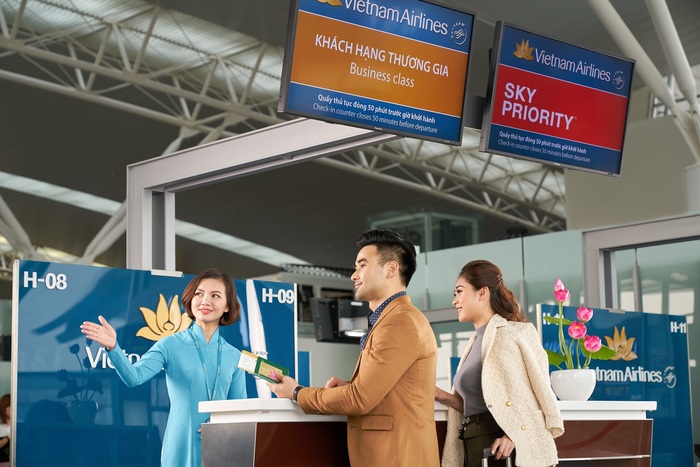 đặt vé máy bay online: Bạn cần lưu ý sau khi check in điện tử, khi đến sân bay vẫn đưa vé điện tử để nhân viên kiểm tra.