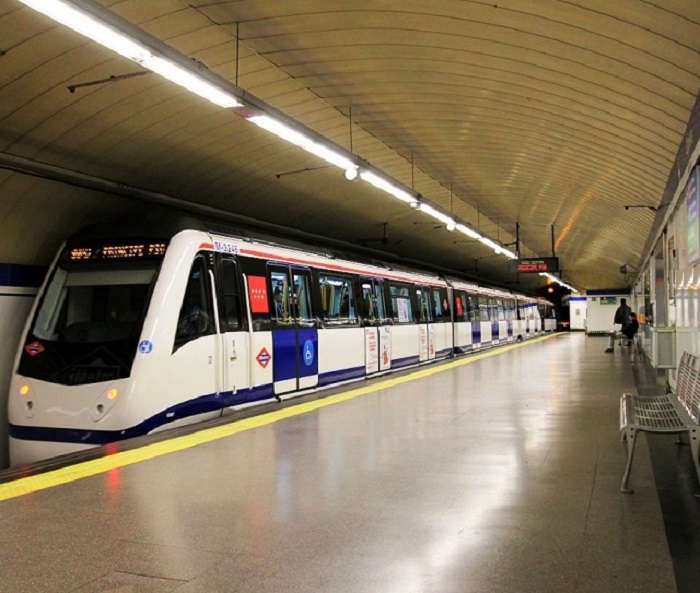  mua vé máy bay đi Tây Ban Nha và di chuyển trong thành phố bằng tàu điện ngầm