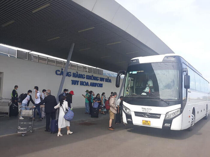 Đón xe bus di chuyển từ sân bay Tuy Hòa về trung tâm 