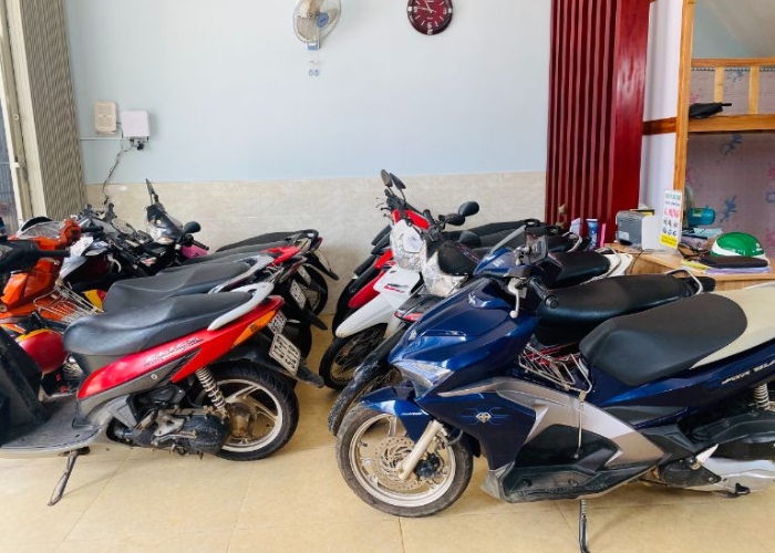 Di chuyển từ sân bay Buôn Ma Thuột về trung tâm - Bạn có thể tự thuê xe máy để tự do khám phá Buôn Ma Thuột
