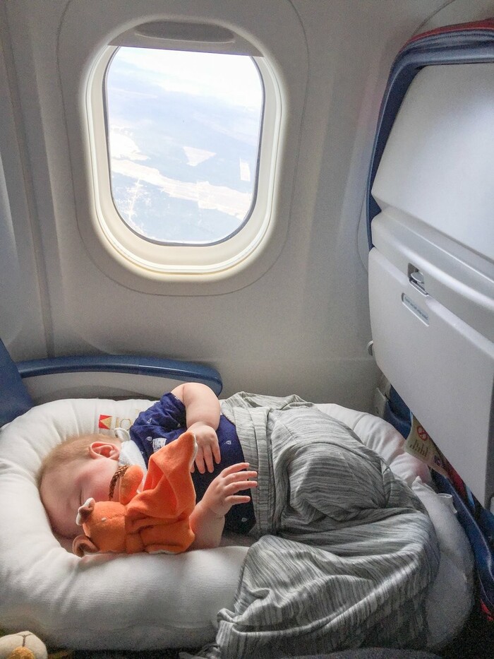 Giải đáp băn khoăn của các bậc phụ huynh về vấn đề trẻ em đi máy bay cần giấy tờ gì?