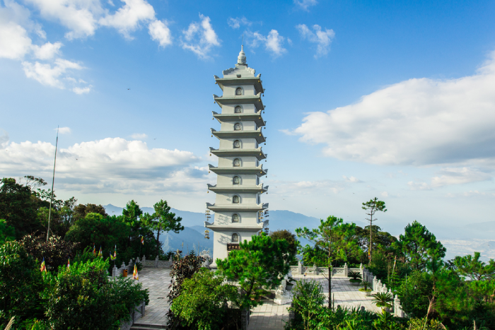 Tháp Nghinh Phong Tự được treo chuông ở bốn góc, mang âm hưởng đến khắp không gian