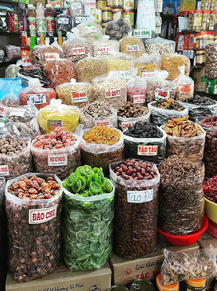 Gian hàng bán đồ ăn vặt đa dạng ở chợ Đông Ba Huế