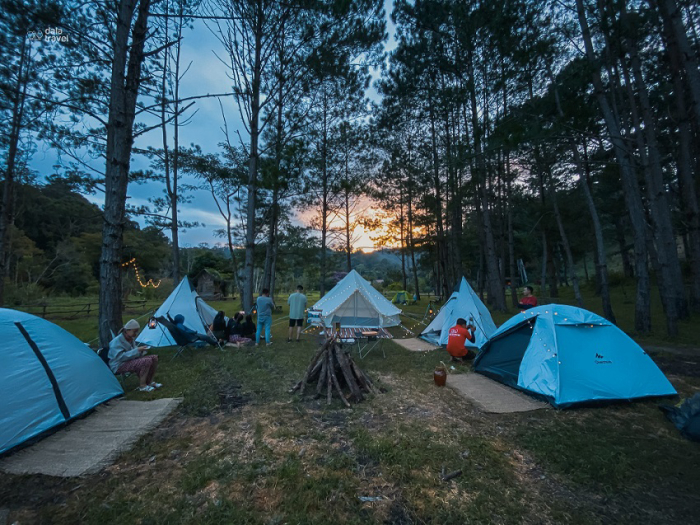 Cắm trại qua đêm tại hồ Than Thở