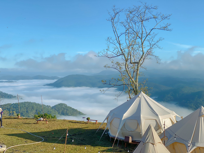 cắm trại qua đêm ngay tại địa điểm săn mây