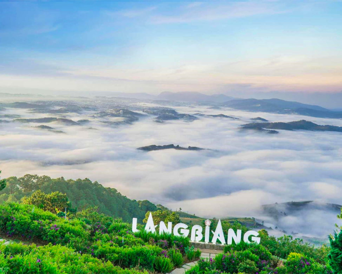 Núi LangBiang là địa điểm săn mây Đà Lạt nổi tiếng