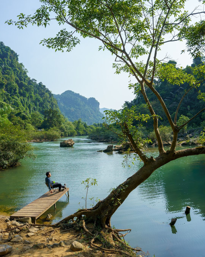 Cảnh quan xung quanh Hang Tiên Quảng Bình rất hùng vĩ 