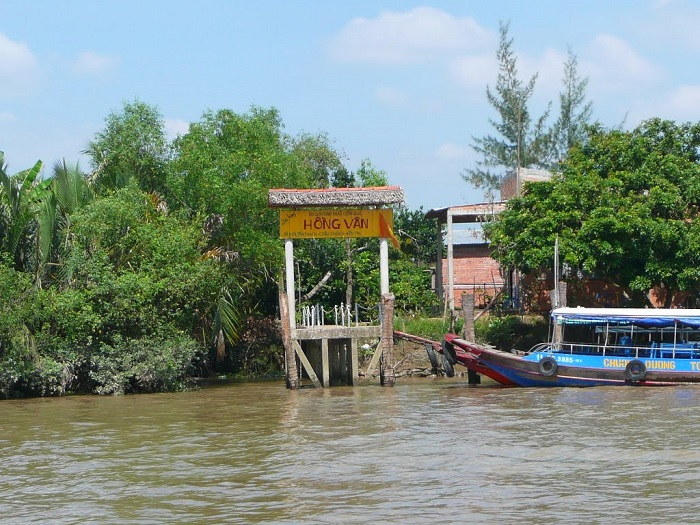 Du khách thích thú khi được di chuyển bằng thuyền tại khu du lịch sinh thái Cồn Quy