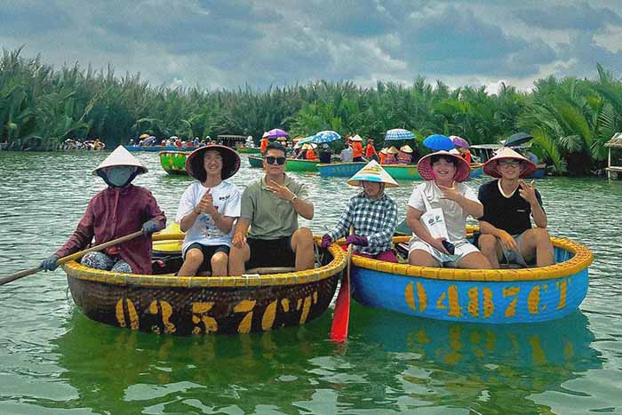 Trải nghiệm thuyền thúng tại Rừng dừa Bảy Mẫu