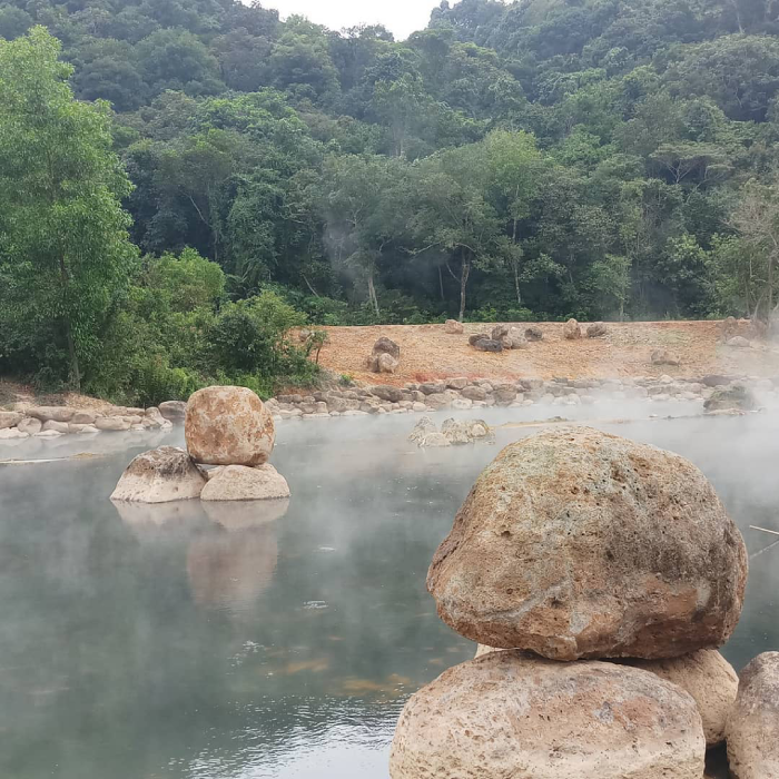 Suối nước nóng Bang Quảng Bình - Viên ngọc quý của núi rừng Quảng Bình