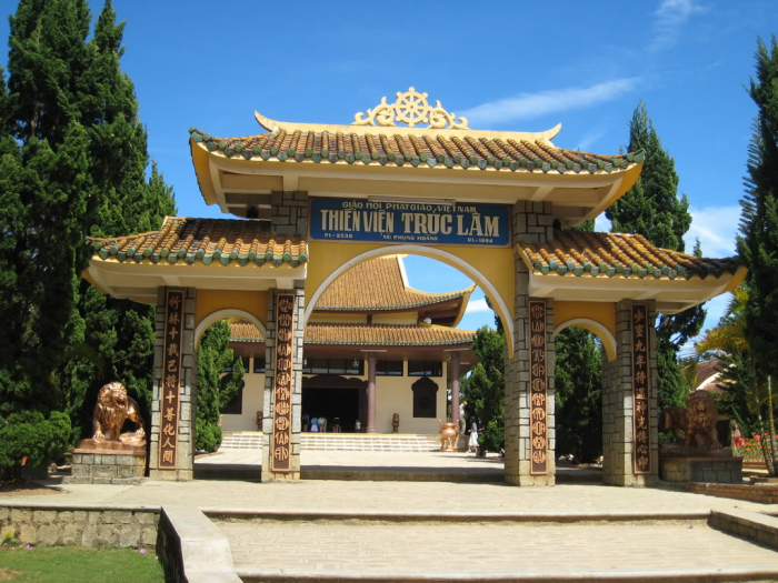 Cổng tam quan của Thiền viện Trúc Lâm