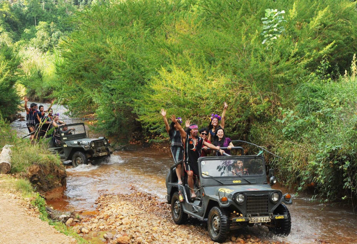 Tour xe jeep làng cù lần