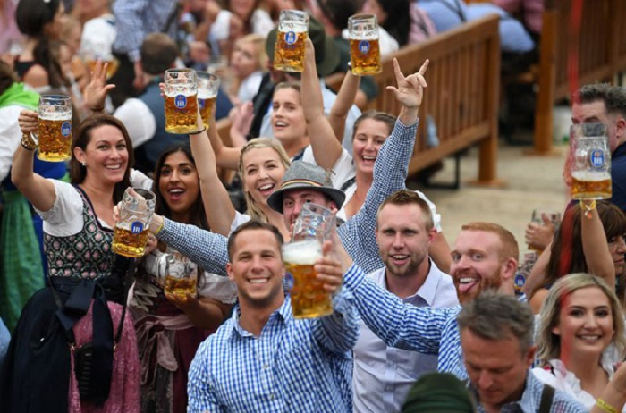 kinh nghiệm mua vé máy bay đi Đức tham gia lễ hội bia
