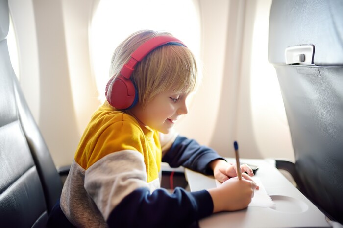 Các tips chữa ù tai khi đi máy bay hiệu quả giúp hành trình di chuyển của bạn trở nên ‘dễ thở’ hơn