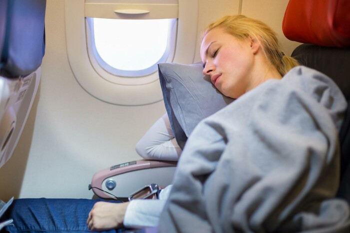 Các tips chữa ù tai khi đi máy bay hiệu quả giúp hành trình di chuyển của bạn trở nên ‘dễ thở’ hơn