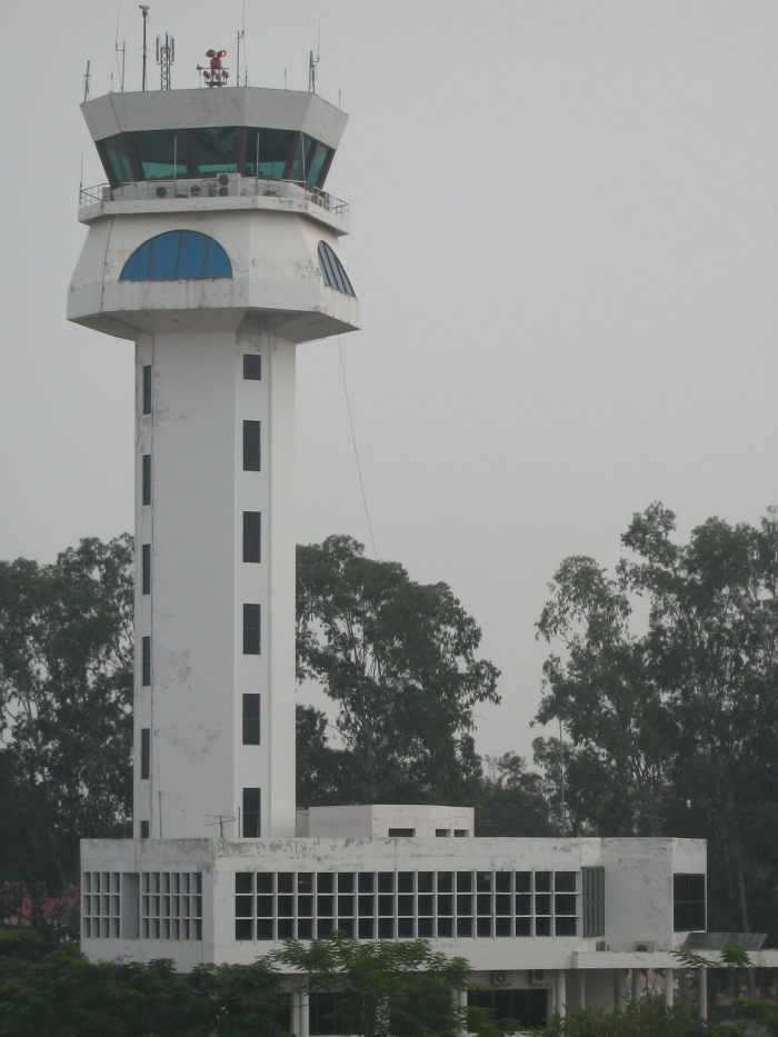 Di chuyển từ sân bay Nội Bài về Nhà tù Hỏa Lò