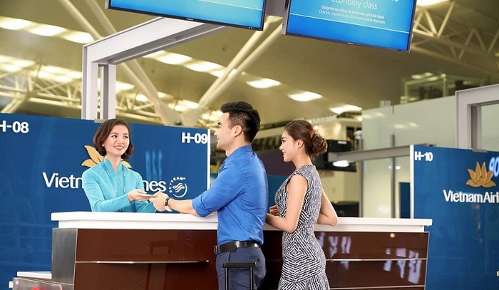 Kiểm tra giấy tờ trước khi ra sân bay làm thủ tục check in vé máy bay đi Pleiku từ Hà Nội