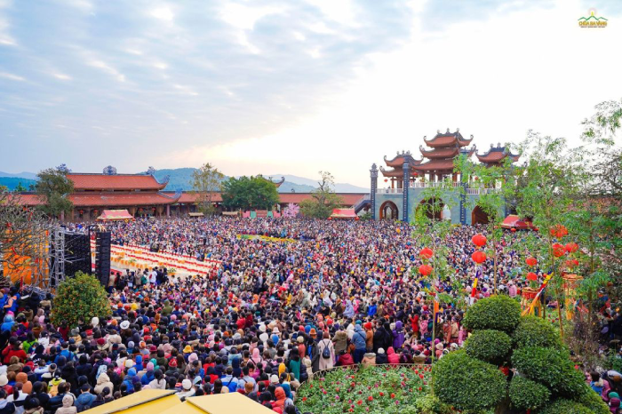 Lễ hội khai xuân tại Chùa Ba Vàng thu hút rất nhiều du khách thập phương đến tham quan