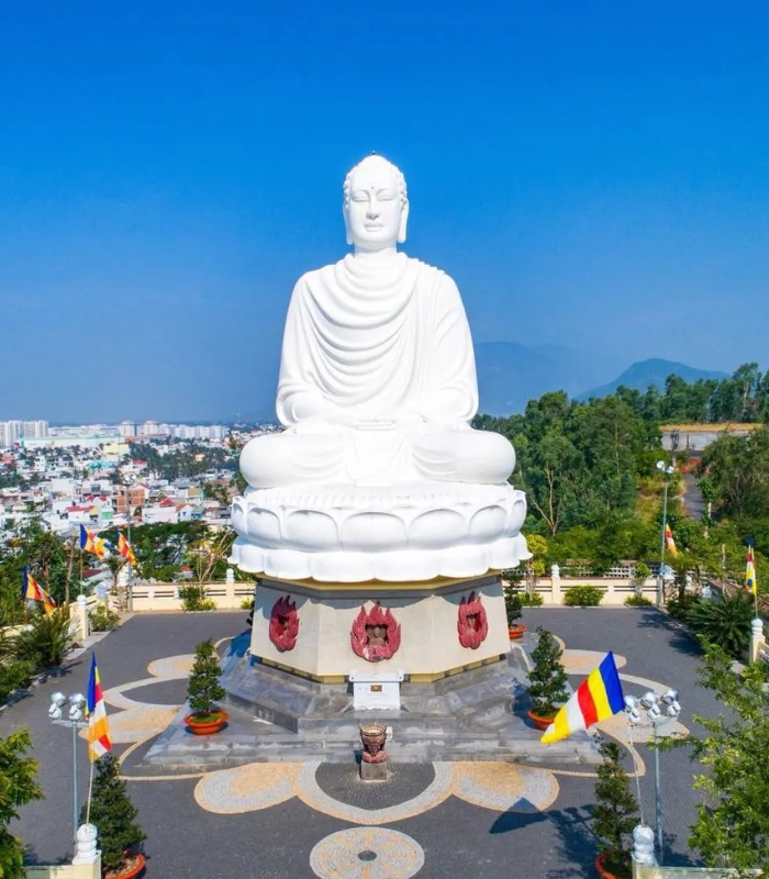 Toàn cảnh Tượng Kim Thân Phật Tổ Nha Trang tại chùa Long Sơn