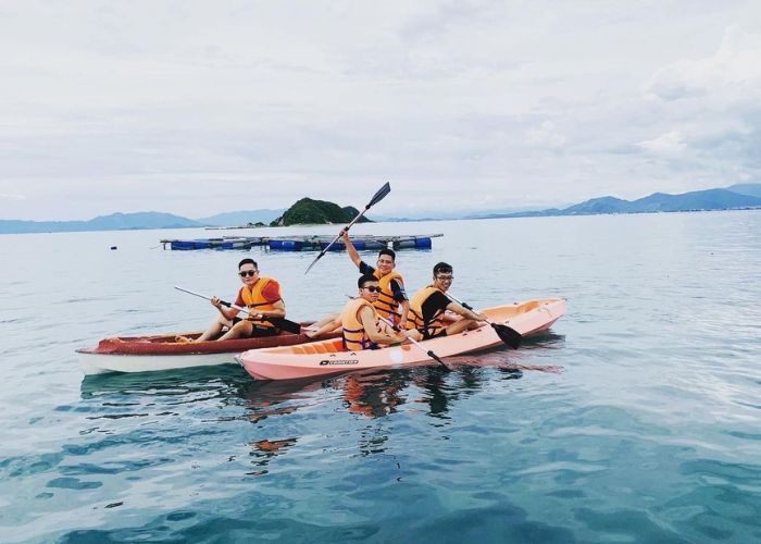 Chèo thuyền kayak với bạn bè ngắm cảnh xung quanh đảo Điệp Sơn