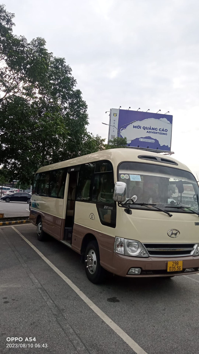 Di chuyển từ sân bay Nội Bài về Văn Miếu Quốc Tử Giá bằng xe của các hãng hàng không